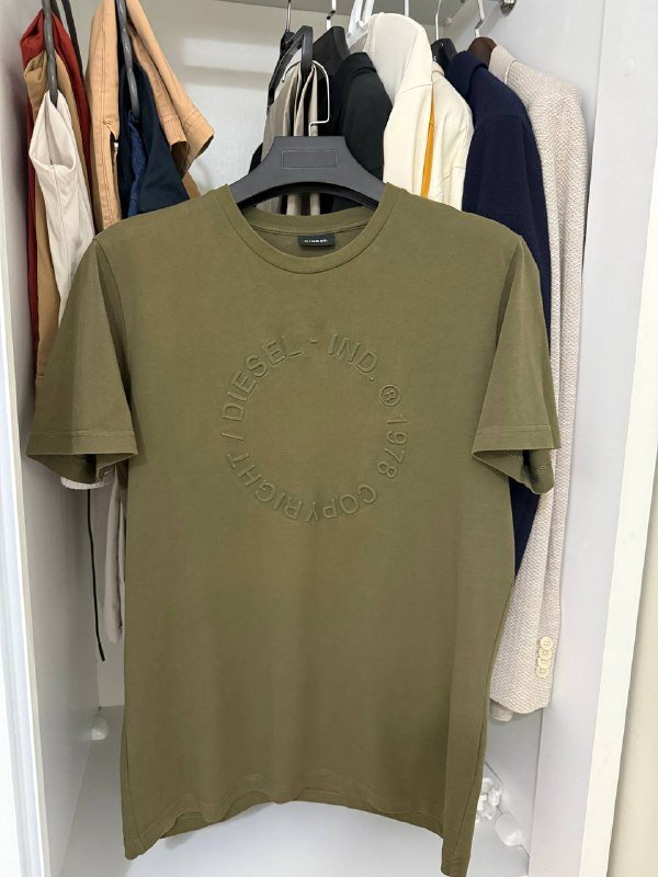 Мужская рубашка Hugo Boss, футболка Diesel, джинсы Diesel, брюки Massimo Dutti, свитер Calvin Klein, шорты Gant, шорты Hugo Boss 2