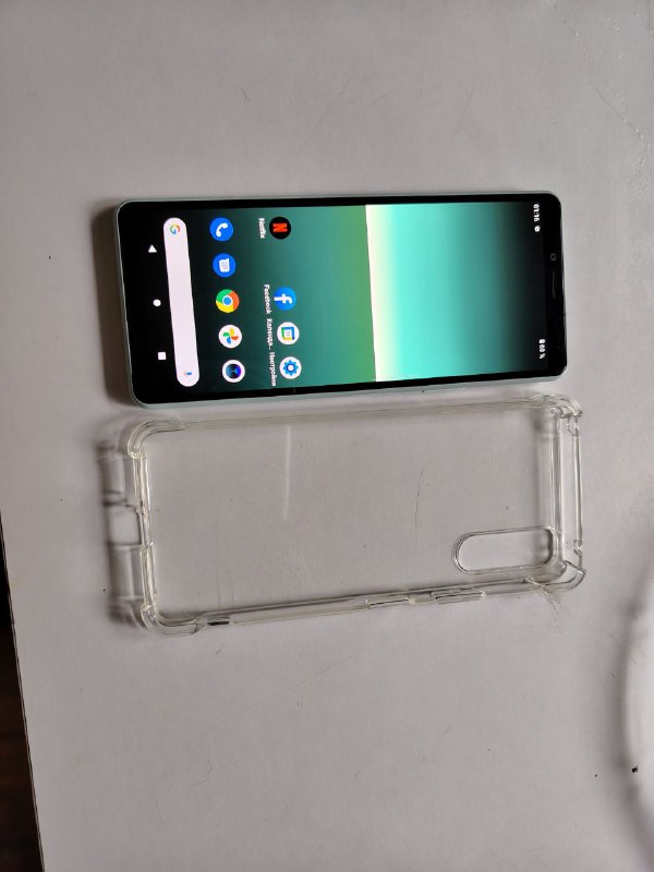 Смартфон Sony Xperia с чехлом 2