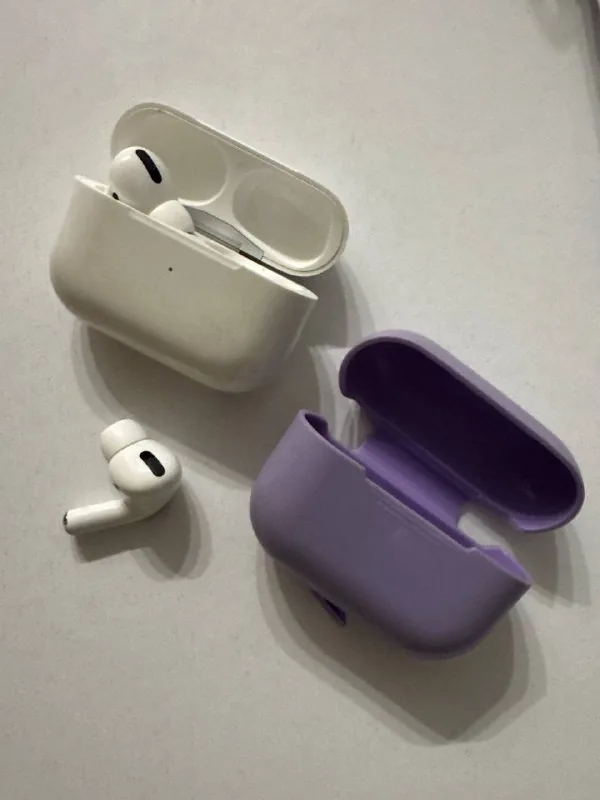Кейс и левый наушник AirPods Pro 2-го поколения, чехол