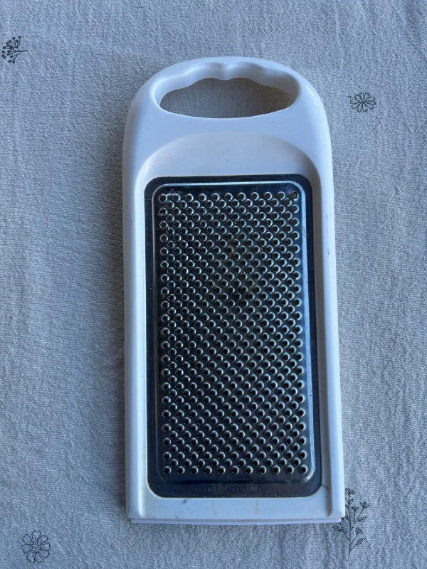 Эмалированная кастрюля, керамическая ваза, тёрка, овощечистка, швабра, разделочная доска 4