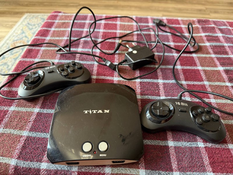 Игровая видеоприставка Titan с джойстиками и кабелем