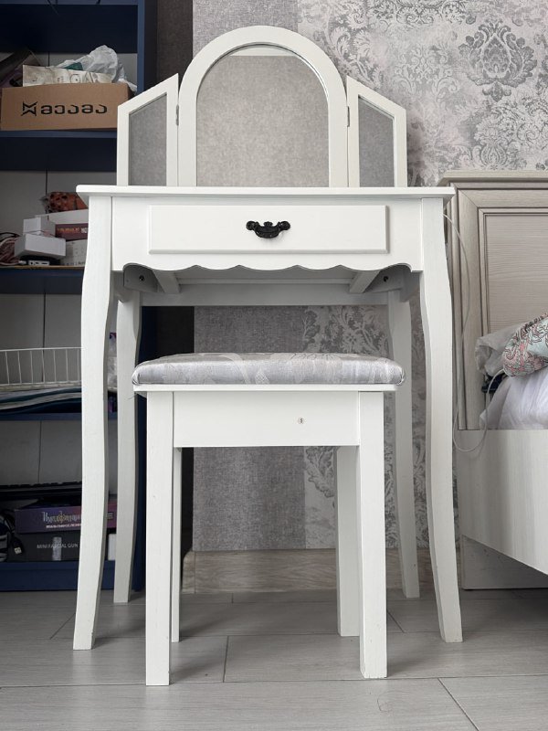 Столик с зеркалом, шкаф из JYSK 2