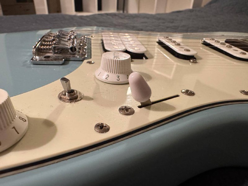 Гитара Ibanez AZES-40, жесткий кейс Stagg, процессор эффектов NUX MG 100