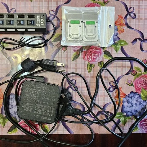 Зарядное устройство Asus, USB-хаб, ножки для ноутбука