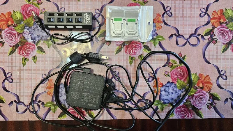 Зарядное устройство Asus, USB-хаб, ножки для ноутбука