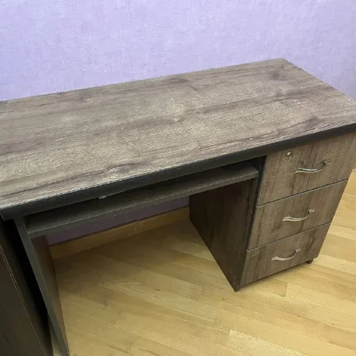 Письменный стол с 3 ящиками и полкой