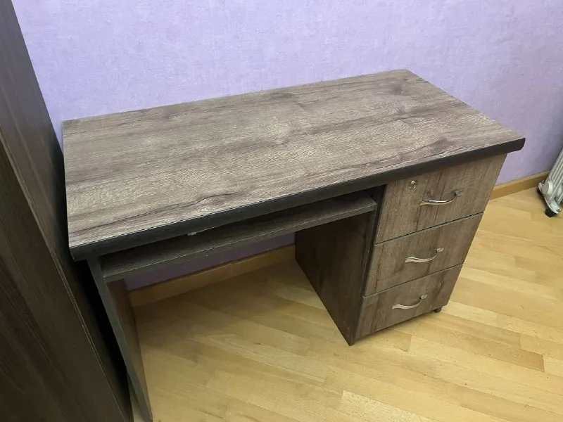 Письменный стол с 3 ящиками и полкой 1