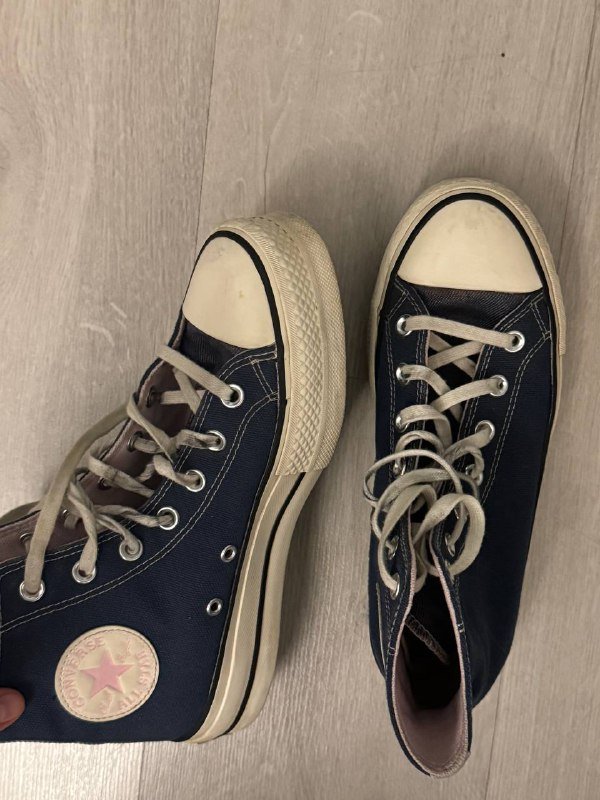 Сумка Guess, куртка-ветровка, кеды Converse, кроссовки Adidas Samba 9