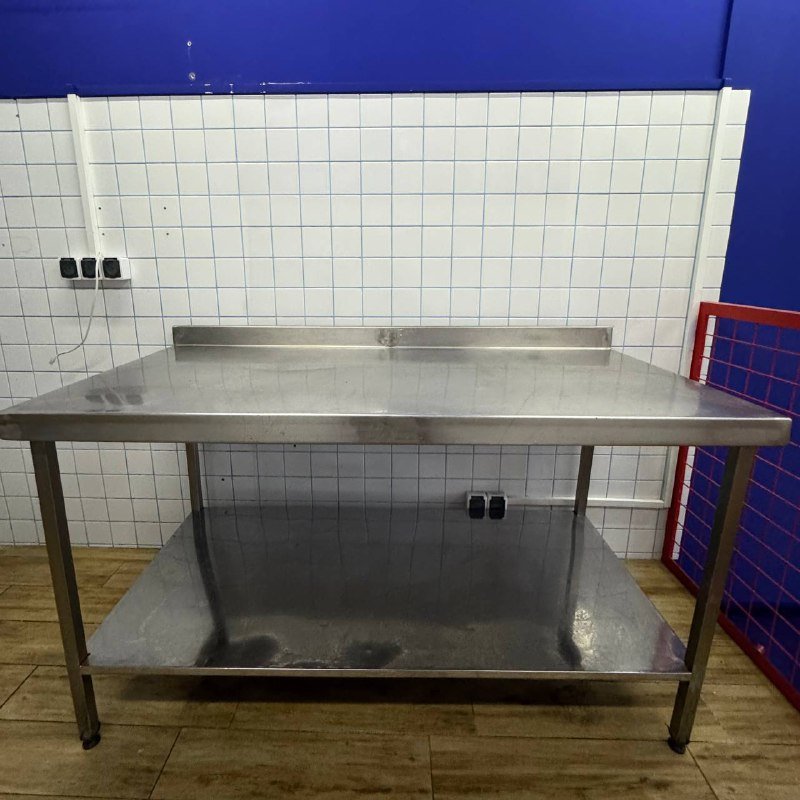 стол из нержавеющей стали с бортиком и полочкой