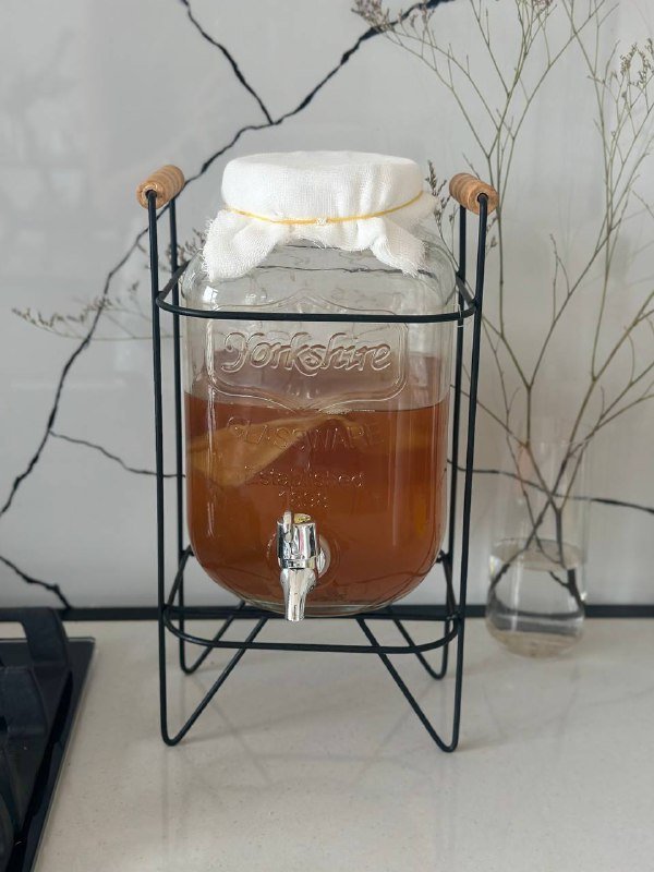 Соковыжималка, картины, вазы, стол, стулья, кушетка, гипсовая голова, стенд