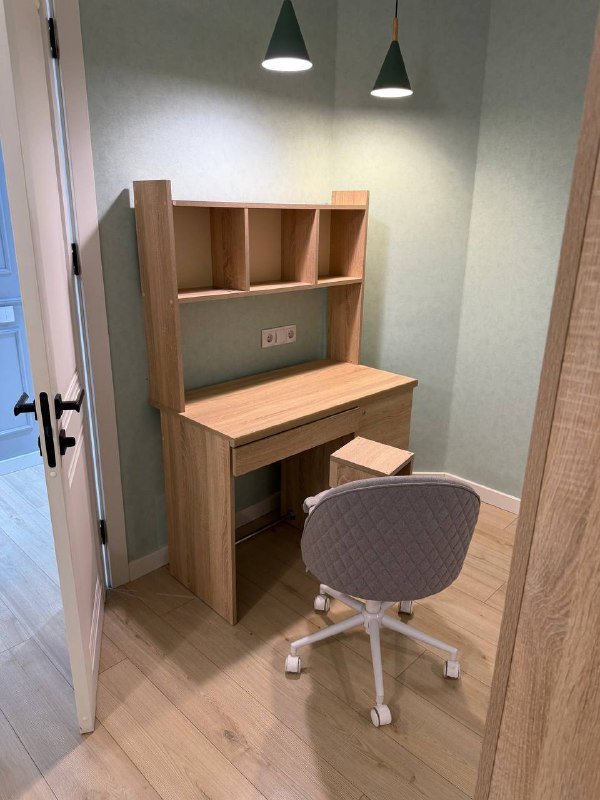 Стол, навесная полка, стул