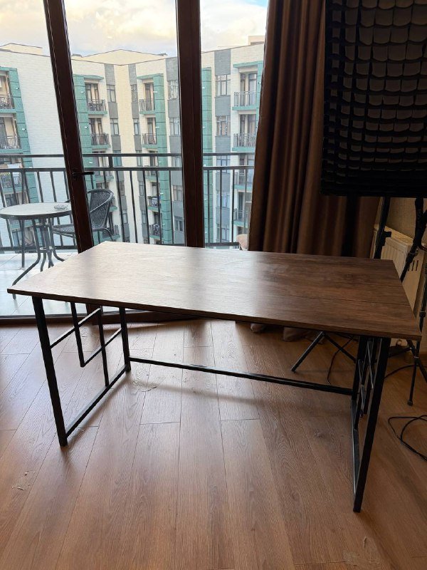 Стол, компьютерный стул, 2 фикуса с землей