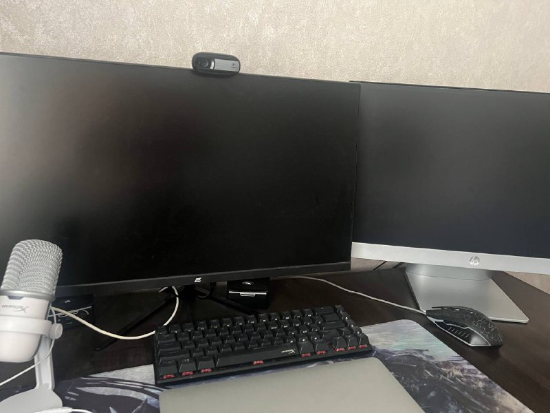 Компьютер, мониторы HP pavilion, микрофон HyperX, клавиатура HyperX