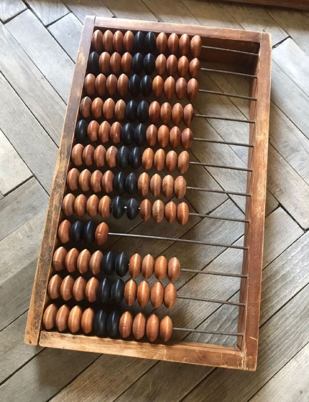 счёты, хрустальные вазы, стулья, графины стеклянные