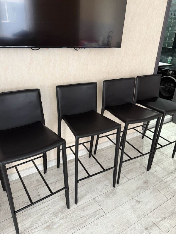 Стулья для барной стойки, абажур, набор кухонной посуды, крепление для телевизора