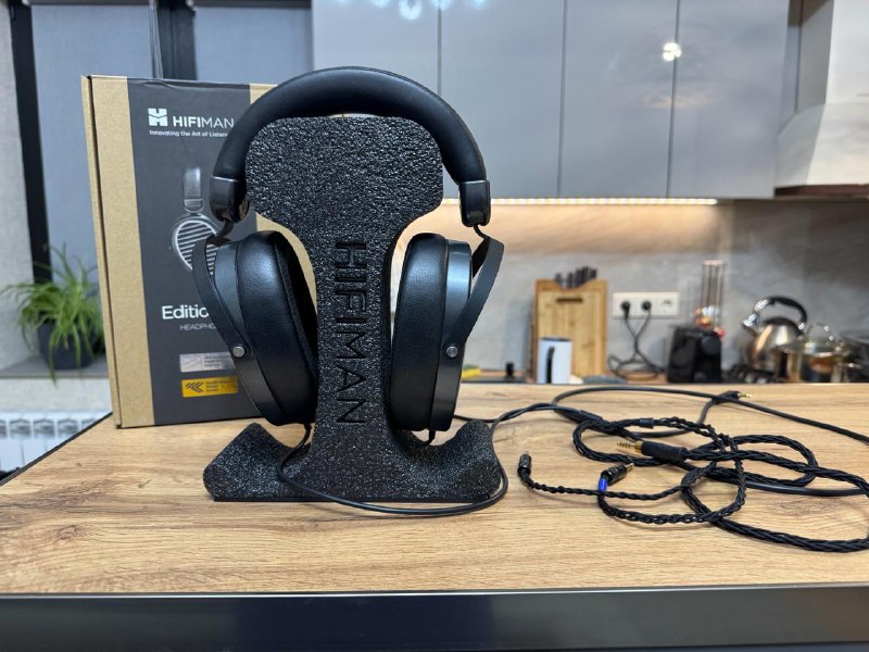 Свичи Cherry MX RED, Свичи Glorious RED, Стойки IsoAcoustics, Наушники Hifiman, Подставка Aluminum Stand, Студийные мониторы DynAudio, Лампы Aqara 6
