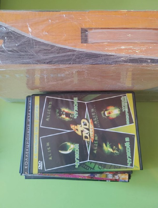 DVD Player GE-3601 with 37 DVDs 2