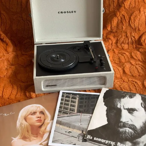 Проигрыватель Crosley с пластинками