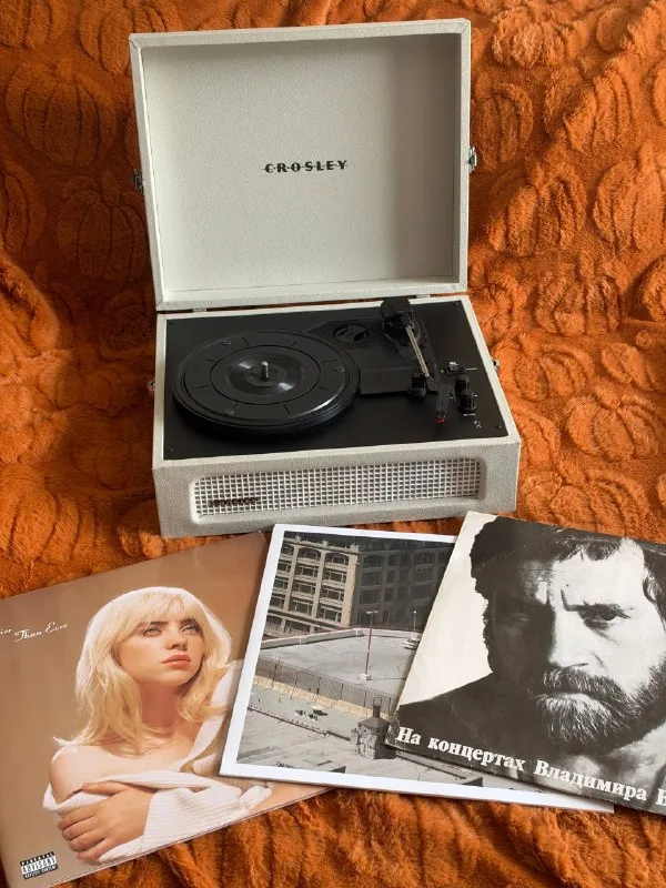 Проигрыватель Crosley с пластинками
