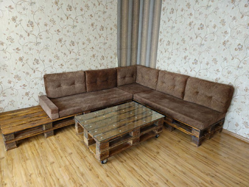 Угловой диван на палетах, журнальный столик на колесах 4