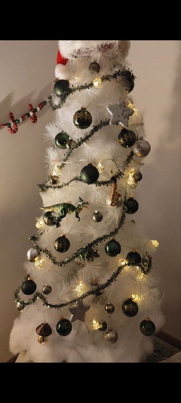 Небольшая белая искусственная елка с украшениями и ватой 2