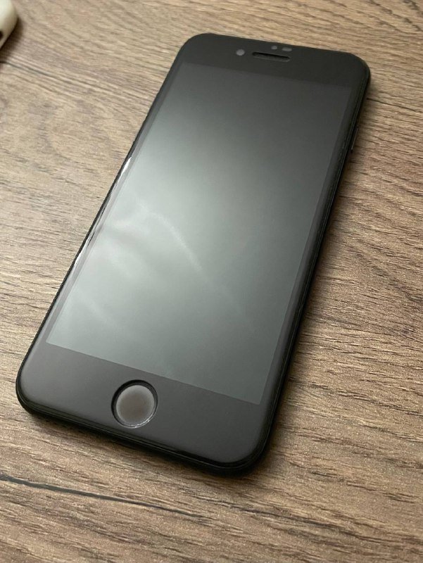 iPhone SE 2020 с защитным стеклом и чехлом