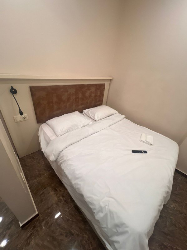 Кровати с тумбочками, микроволновка, телевизор смарт, шкафы, комплект для ванной, стол и 4 стула, холодильник 8