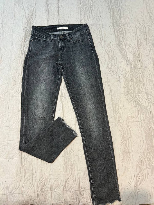 кружевной топ, джинсы скини Levi’s