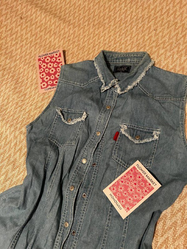 топ спортивный, кофта, джинсы, жилетка джинсовая, ободок, сумка 2