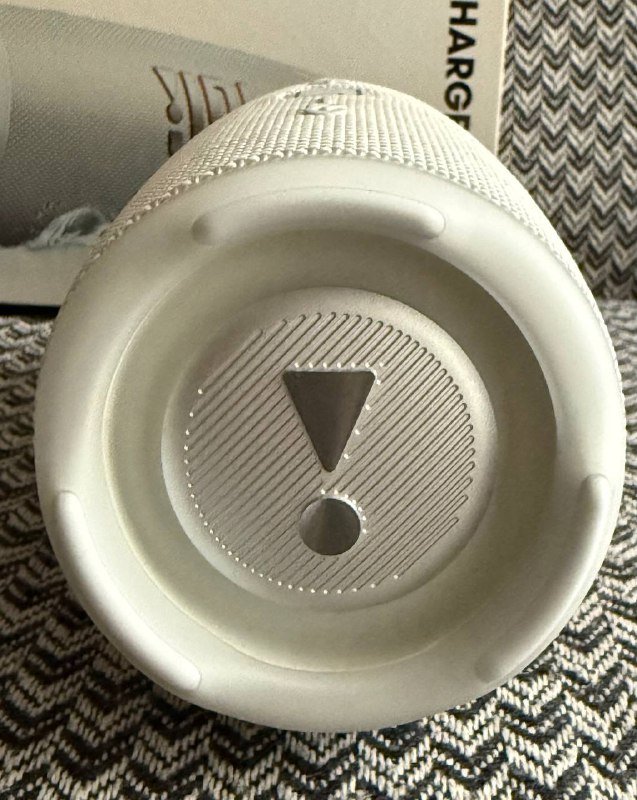 Портативная Bluetooth колонка JBL Charge 5 белого цвета 3