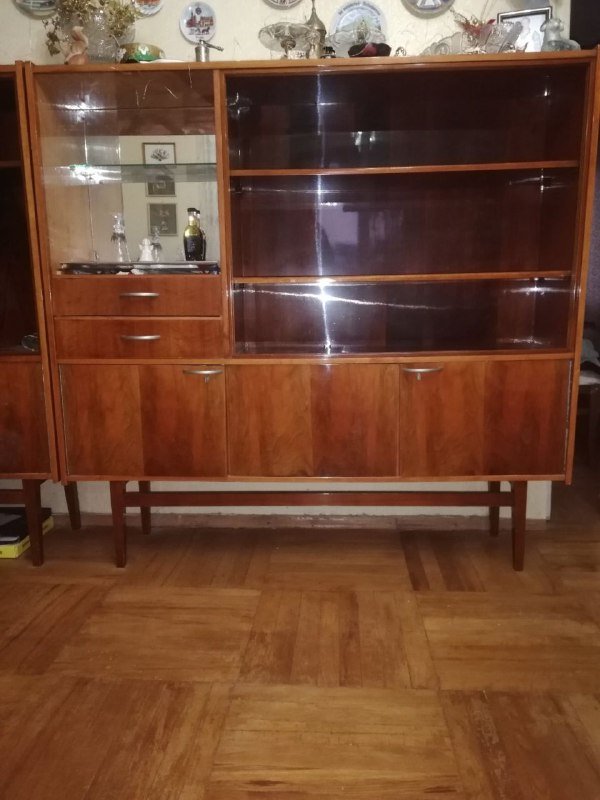 Два шкафа с витринами