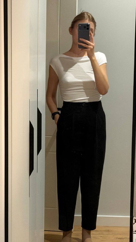 Куртка косуха, черные брюки на высокой талии, пиджак в клетку, зеленая кофта лонгслив, черные брюки со стразами 3