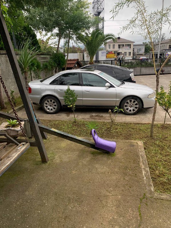 Audi 2000 г.в. автомат, резина, кнопка старт-стоп