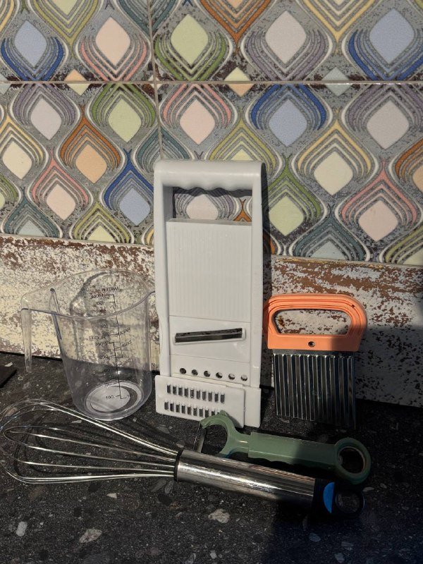 Мерный стакан, овощечистка, венчик, терка, нож, форма для выпечки, кофта, рубашка, джинсы, железо Hema Plex, витамин D, санитайзер, румяна