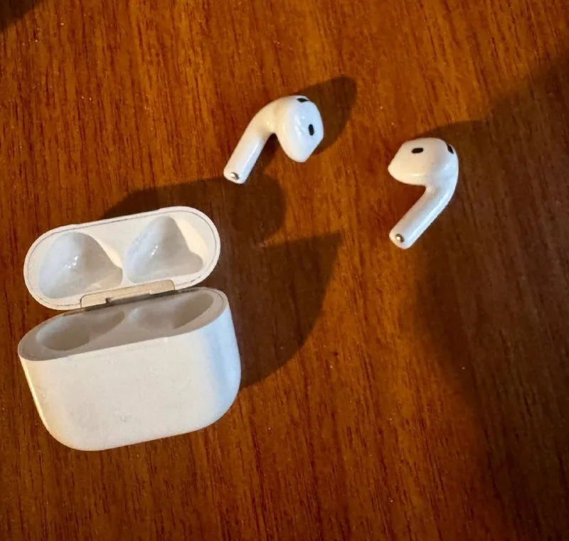 Apple AirPods 4 ANC