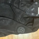 Куртки из натуральной кожи, шлепанцы, сноубордические брюки, пиджак 4