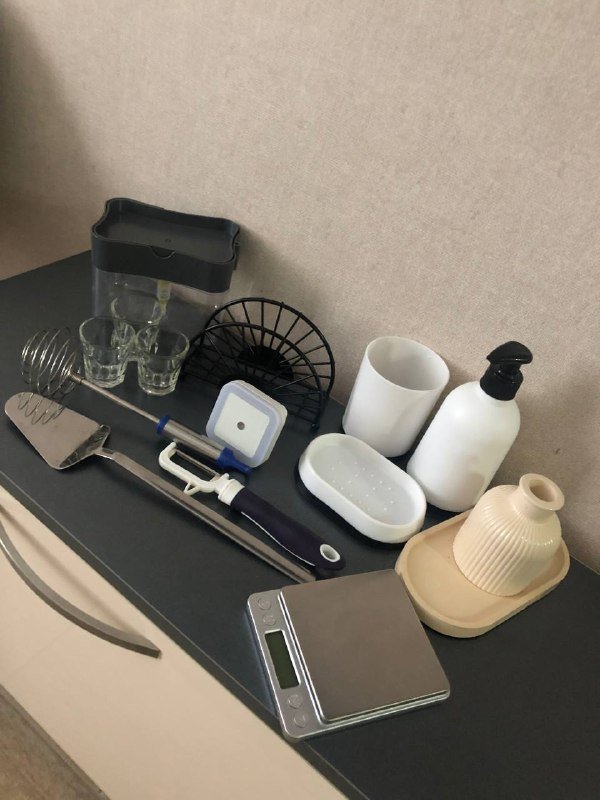 Вешалка, декоративная ваза, салфетница, диспенсер, набор для ванны, венчик, лопатка, овощечистка, рюмки, весы, светильник