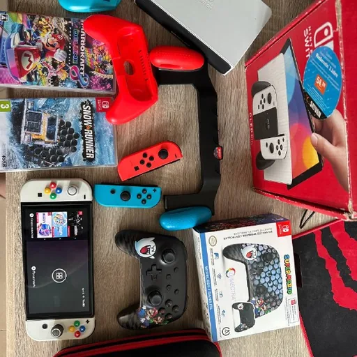 Nintendo Switch OLED, геймпад, картриджи Mario и SnowRunner