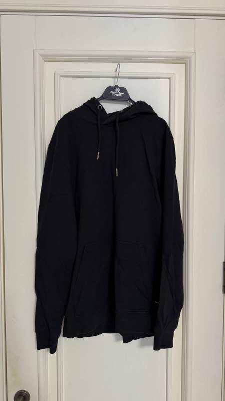 Юбка миди Stradivarius, зеленое худи, черное худи, белая блуза с коротким рукавом, белая блуза с длинным рукавом, черная блуза с коротким рукавом 3