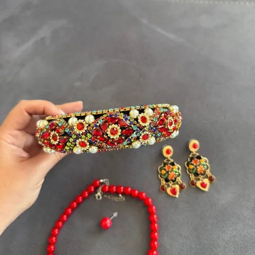 Ободок, серьги, красные бусы