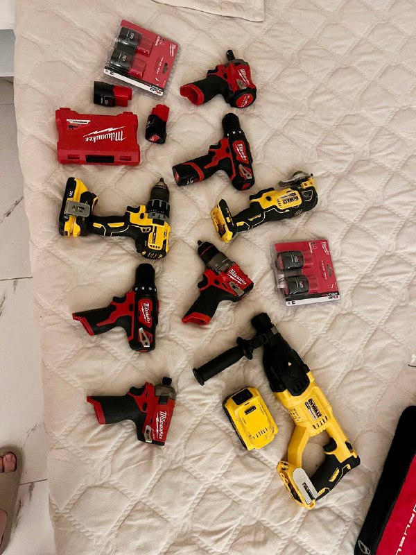 Перфоратор Dewalt, шуруповерт, мультитул, аккумуляторы, сумки Milwaukee