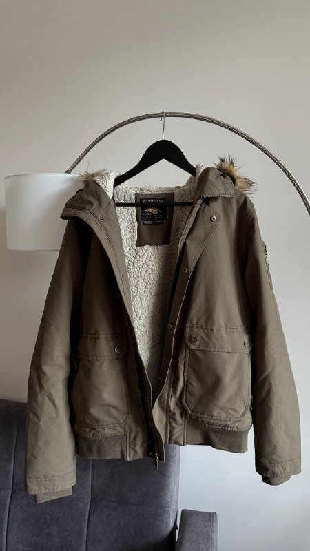 MIDI-клавиатура Arturia MiniLab 3, пальто UNIQLO, куртка QUICKSILVER, рубашка ZARA, монитор HP x27q, обувь Salomon XUltra GTX, ортопедическая подушка 3