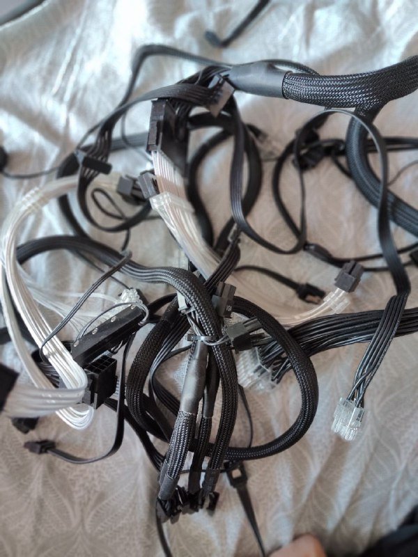 Материнская плата, блок питания, кулер, модуль Bluetooth/WiFi, микрофон, кабели 6