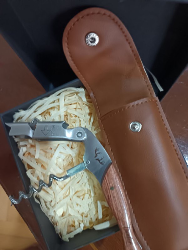 Corkscrew with leather case 4