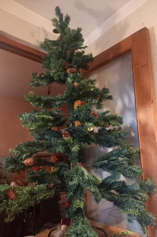 Елки искусственные с гирляндами и игрушками 3