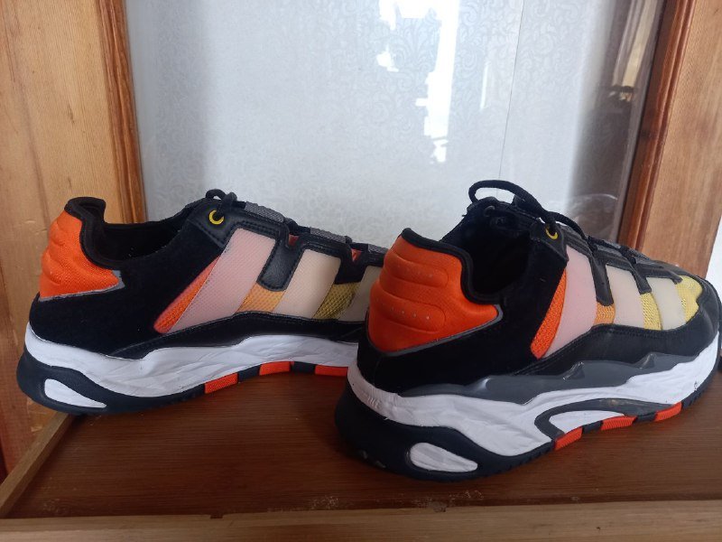 Книги, кроссовки Adidas, ботинки Verbenas 4