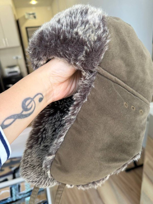 Кроссовки белые, джинсы женские, шапка-ушанка, жакет женский, сапоги зимние, кроссовки беговые 8