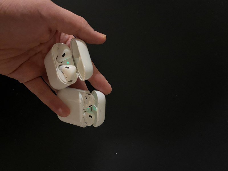 Две пары оригинальных наушников Airpods 2