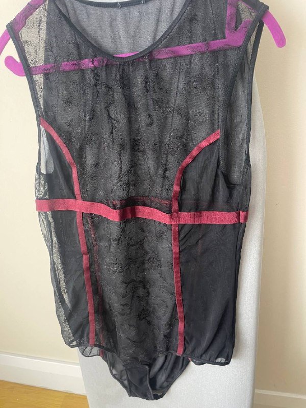 боди Tezenis из черного тюля с бордовыми деталями