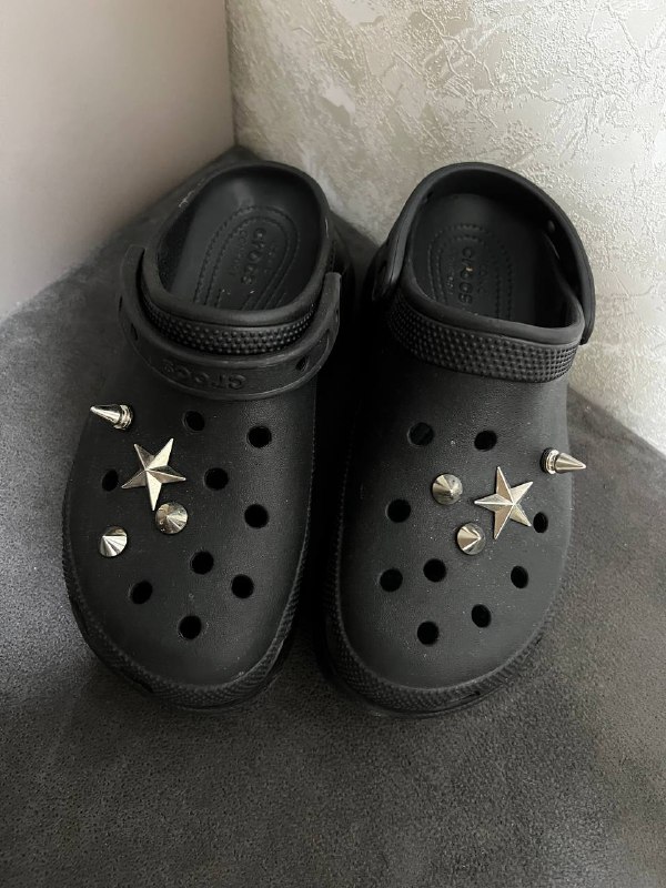 Оригинальные кроксы Crocs Classic Clog W7 (37) черные с джибитсами